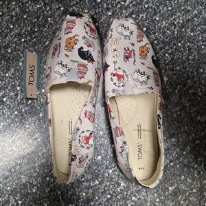Tom's womens 9.5 Grey with upper prints shoes